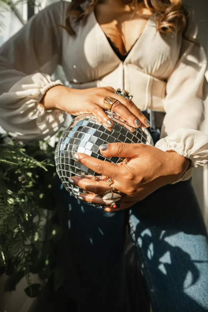 Petite boule à facettes dans les mains d'une femme