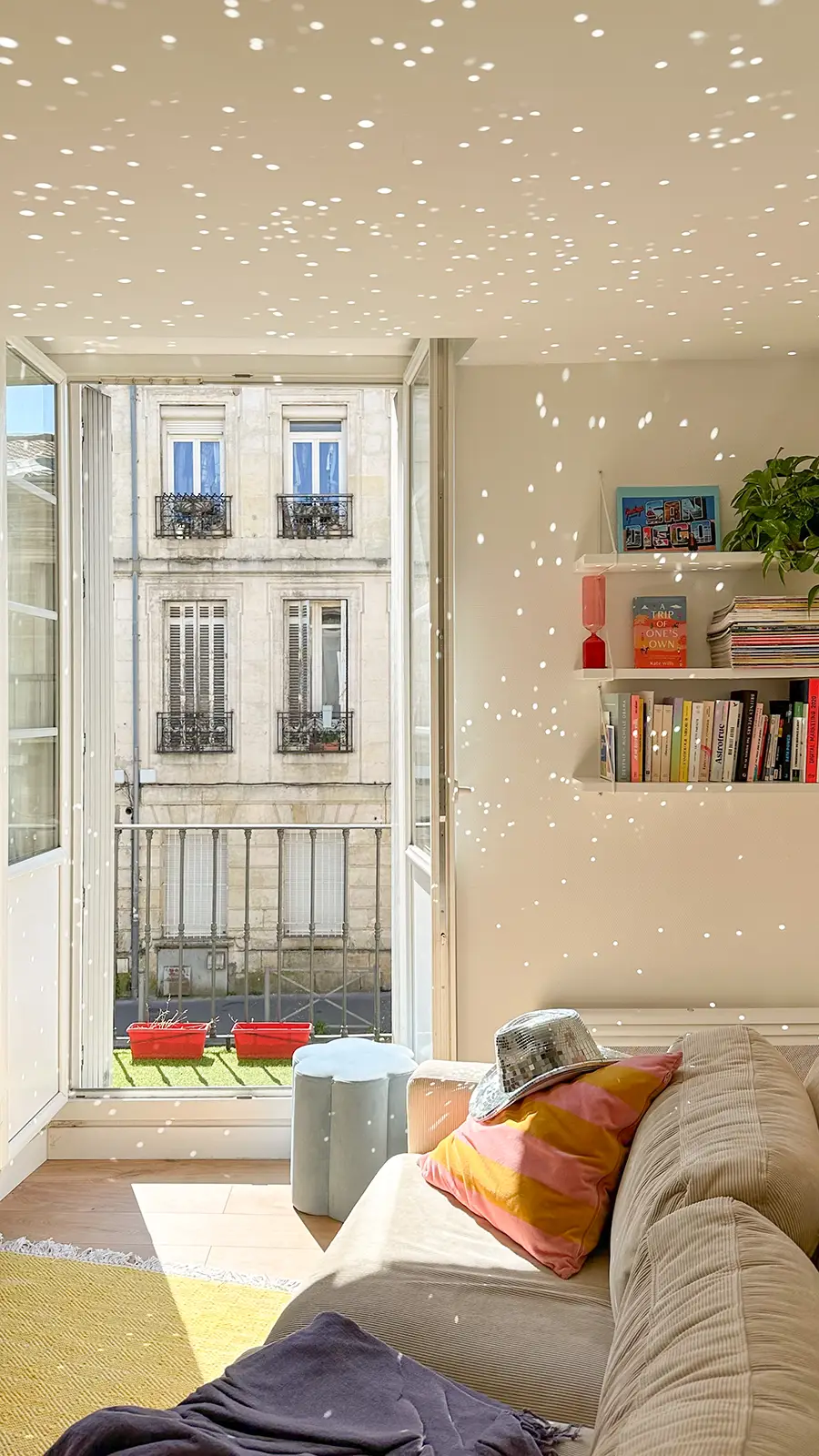 Appartement lumineux et coloré avec chapeau à facettes