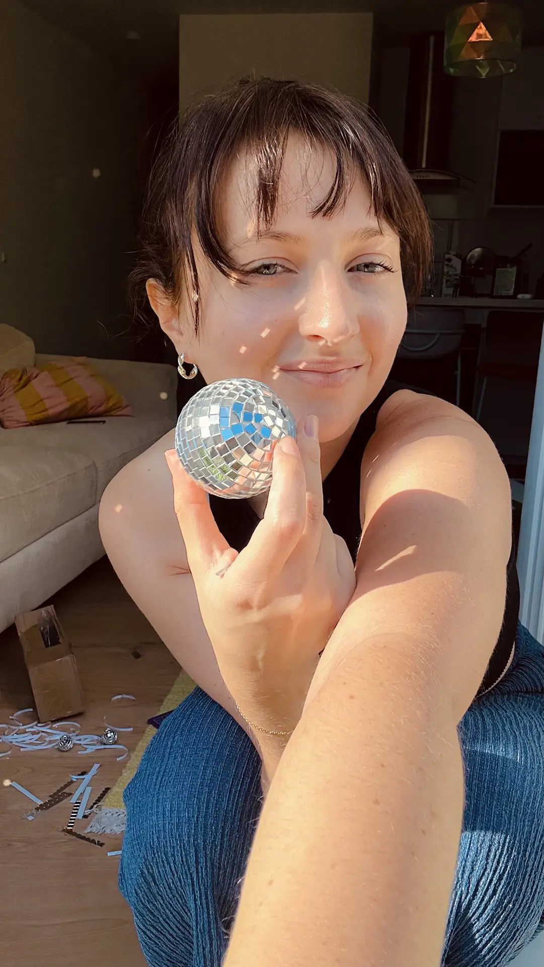 Lisa tenant une boule à facettes en cours de création