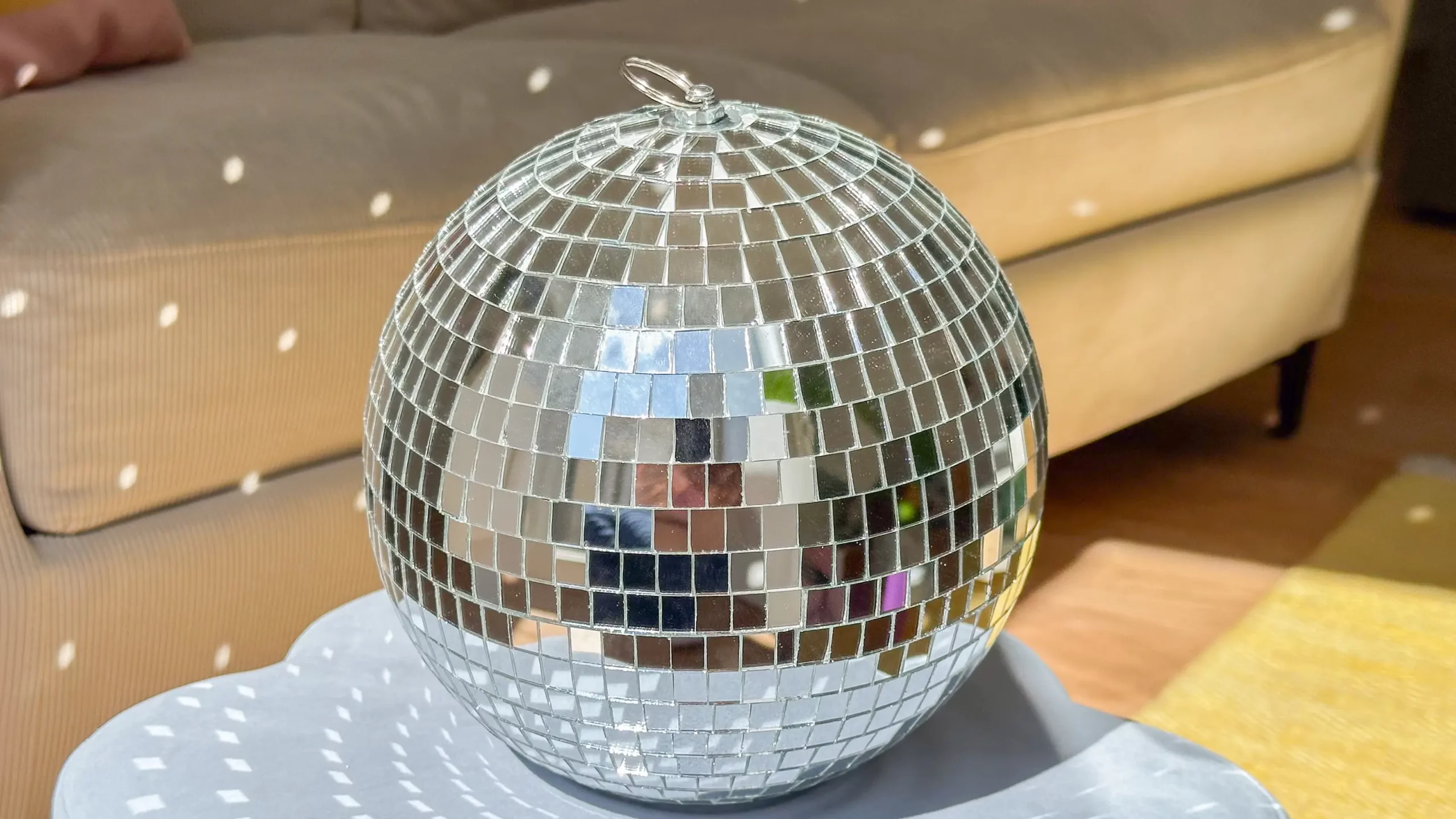 Zoom sur les carreaux miroirs de la boule à facettes 20 cm